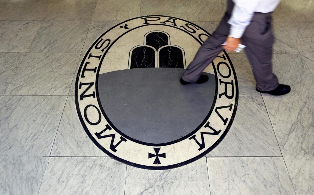 Logotipos de Intesa Sanpaolo y Banca Monte dei Paschi di Siena
