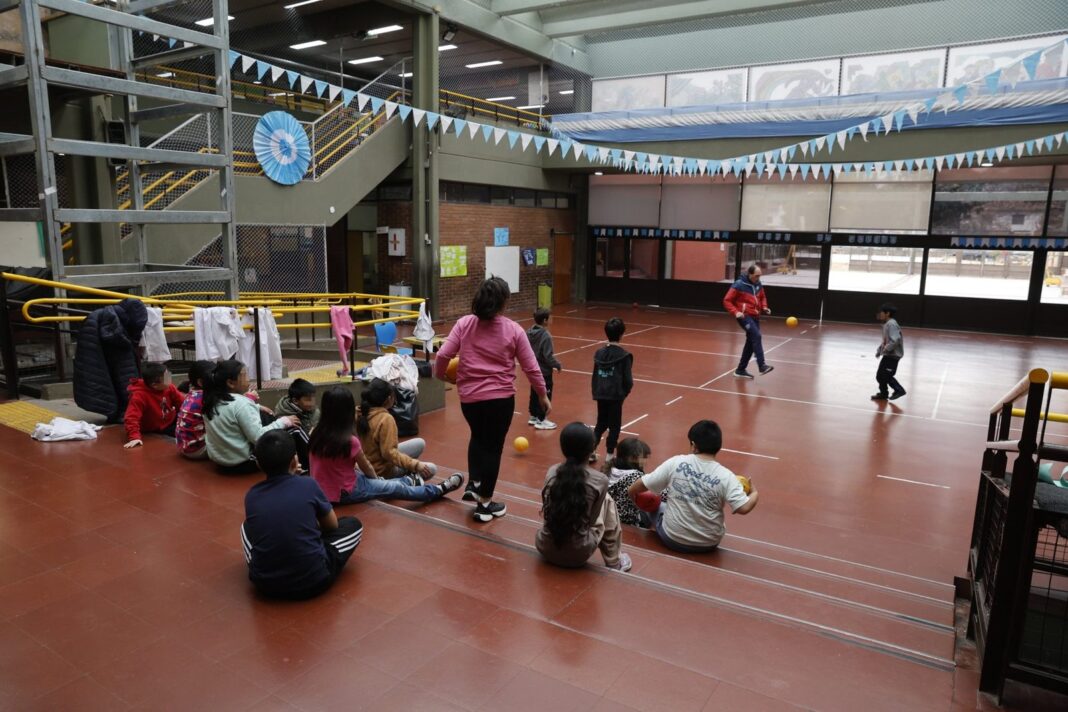 Obra de construcción de playón deportivo multiuso en escuela primaria de Belgrano