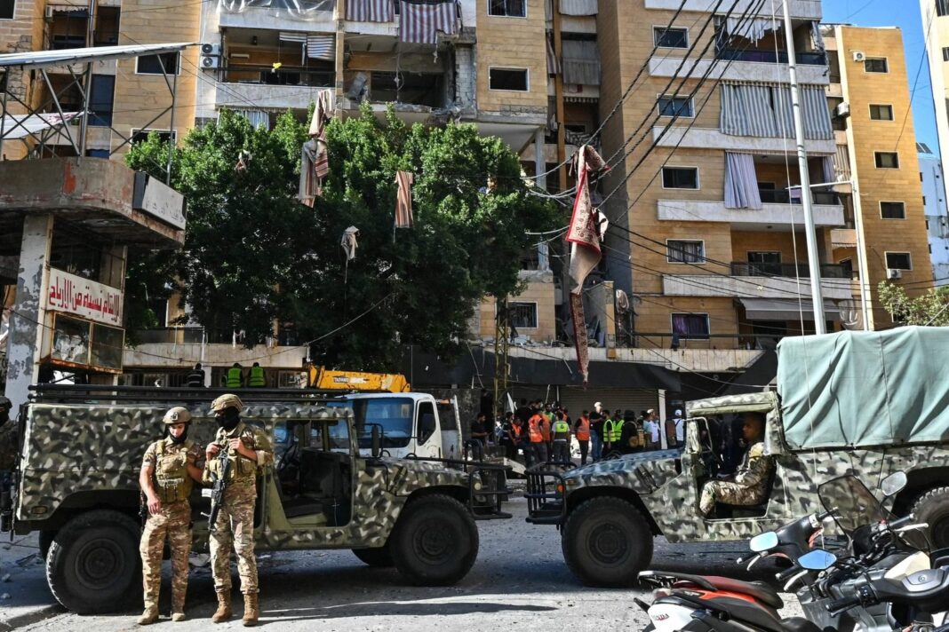 Edificio residencial dañado tras bombardeo israelí en suburbios de Beirut