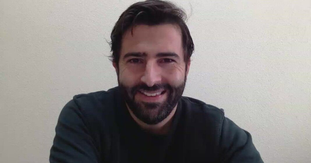 Psicólogo Javier de Haro hablando sobre crianza y educación emocional