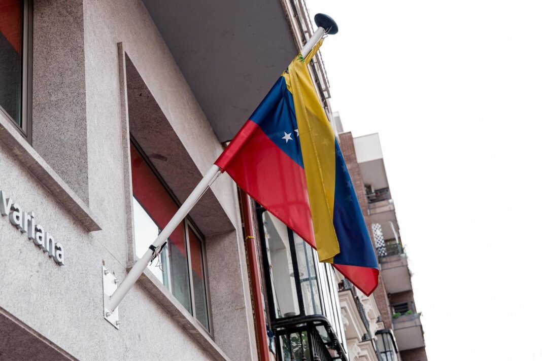 Imagen ilustrativa de un pasaporte venezolano y documentos judiciales