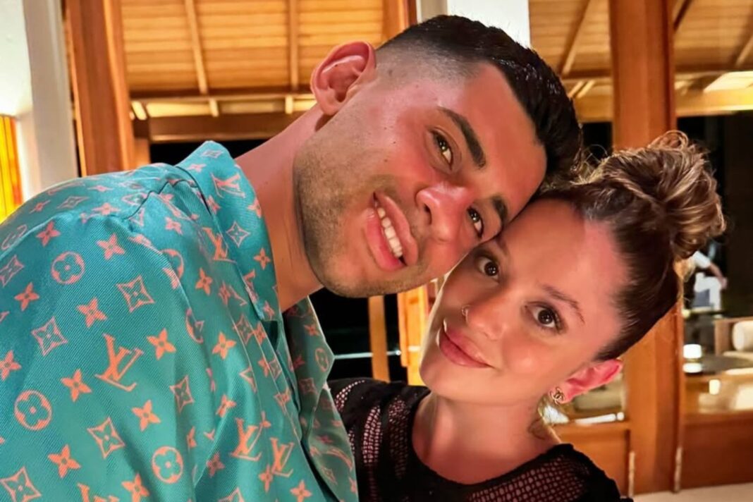Karen Cavaller y Cuti Romero sonriendo juntos en un evento