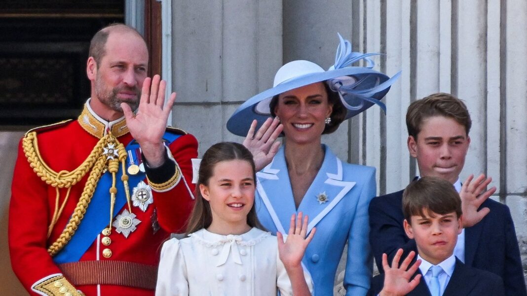 Kate Middleton y la princesa Charlotte en el balcón del Palacio de Buckingham durante el Trooping the Colour