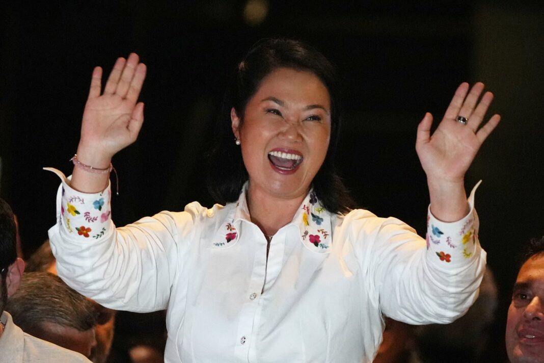 Keiko Fujimori y Roberto Sánchez en carteles electorales