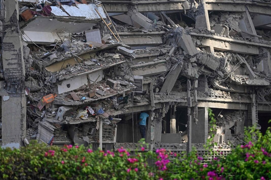 Edificios derrumbados y escombros en La Guaira, Venezuela, tras los terremotos