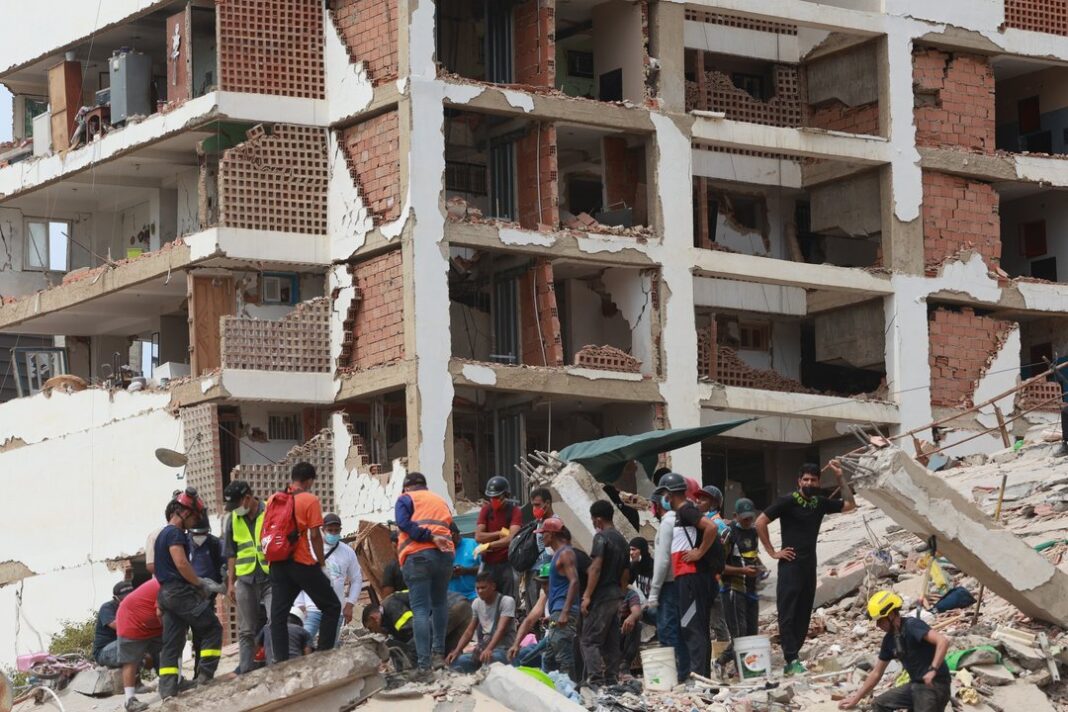 Vista de refugio temporal con personas y suministros de la ONU en Venezuela tras terremotos
