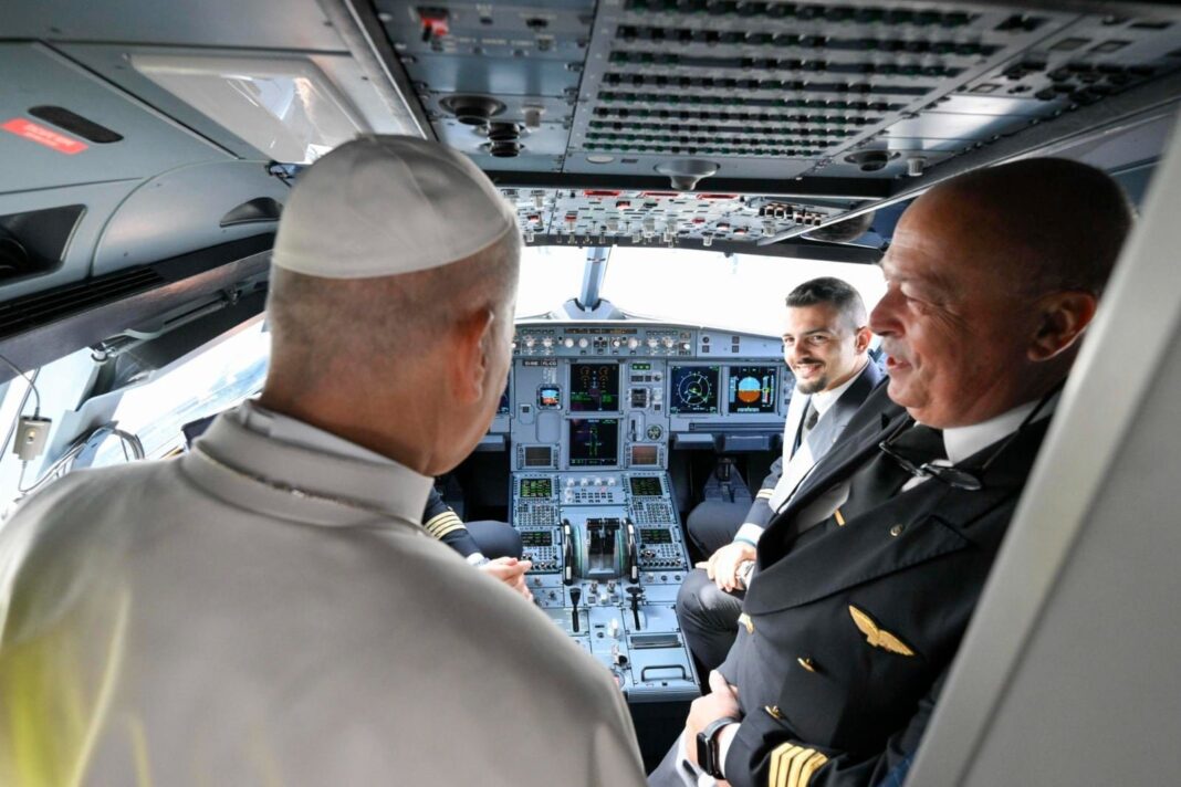 Avión de Ita Airways en pista del aeropuerto Madrid-Barajas con la llegada del papa León XIV