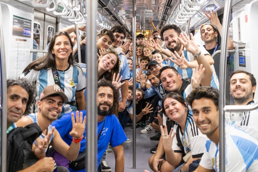 Estación de subte Línea D con cartel de horario extendido