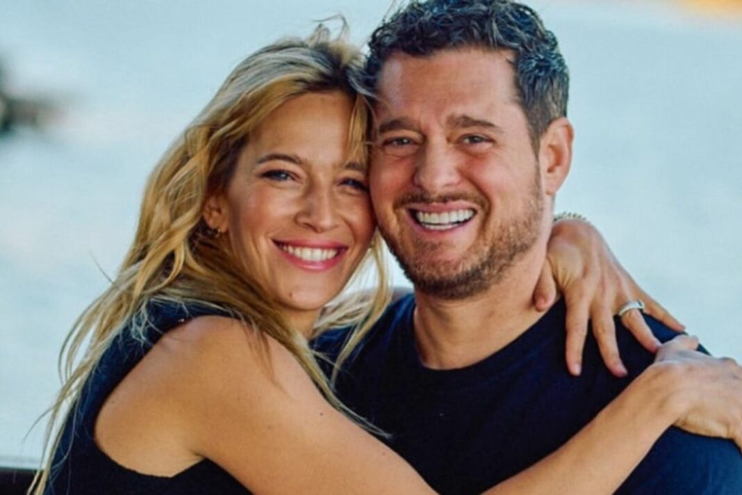 Luisana Lopilato viendo el show de Michael Bublé por televisión