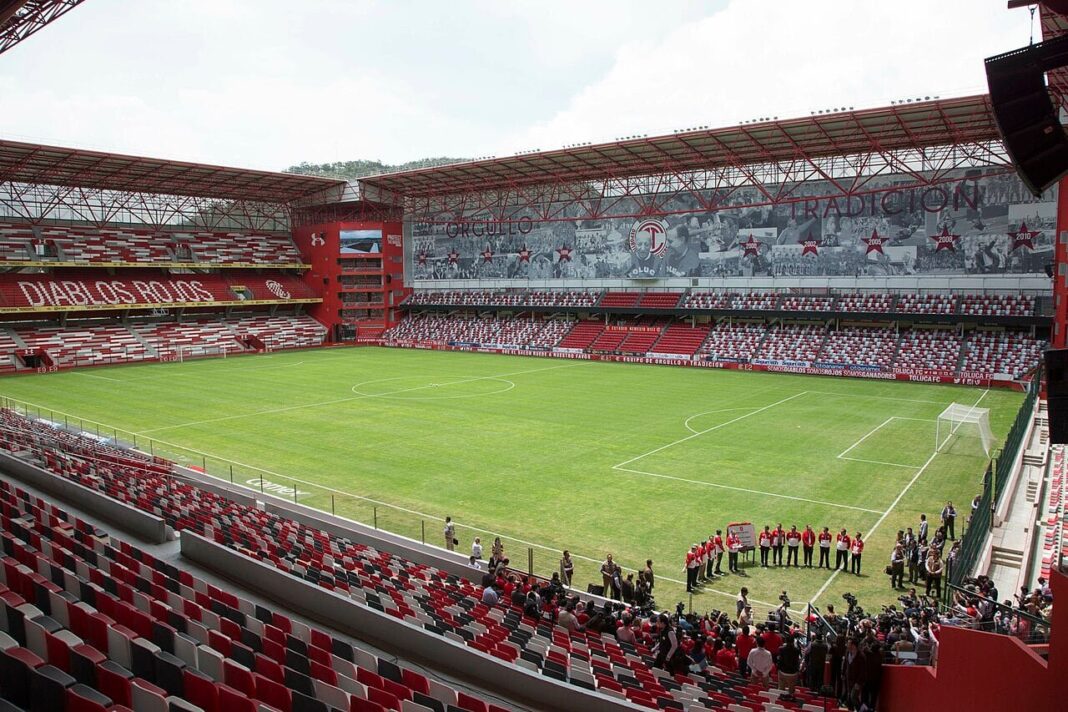 Madres buscadoras con pancartas en exteriores del Estadio Nemesio Díez