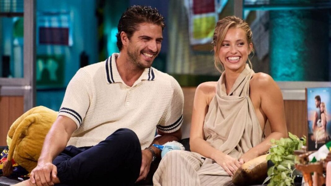 Maxi Iglesias y Margarida Corceiro en el set de La Revuelta