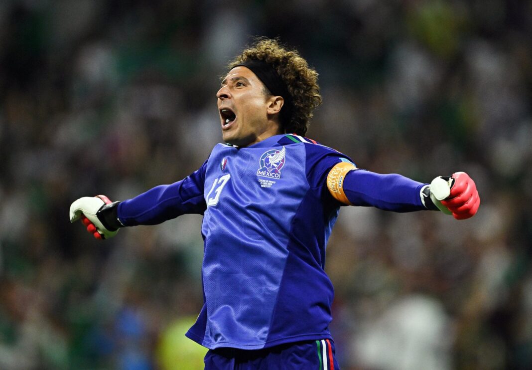 Guillermo Ochoa arrodillado en el campo del Estadio Ciudad de México tras el partido