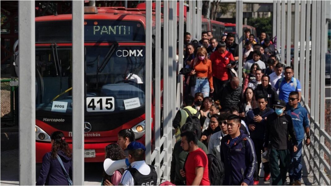 Autobús del Metrobús en una estación de la Ciudad de México