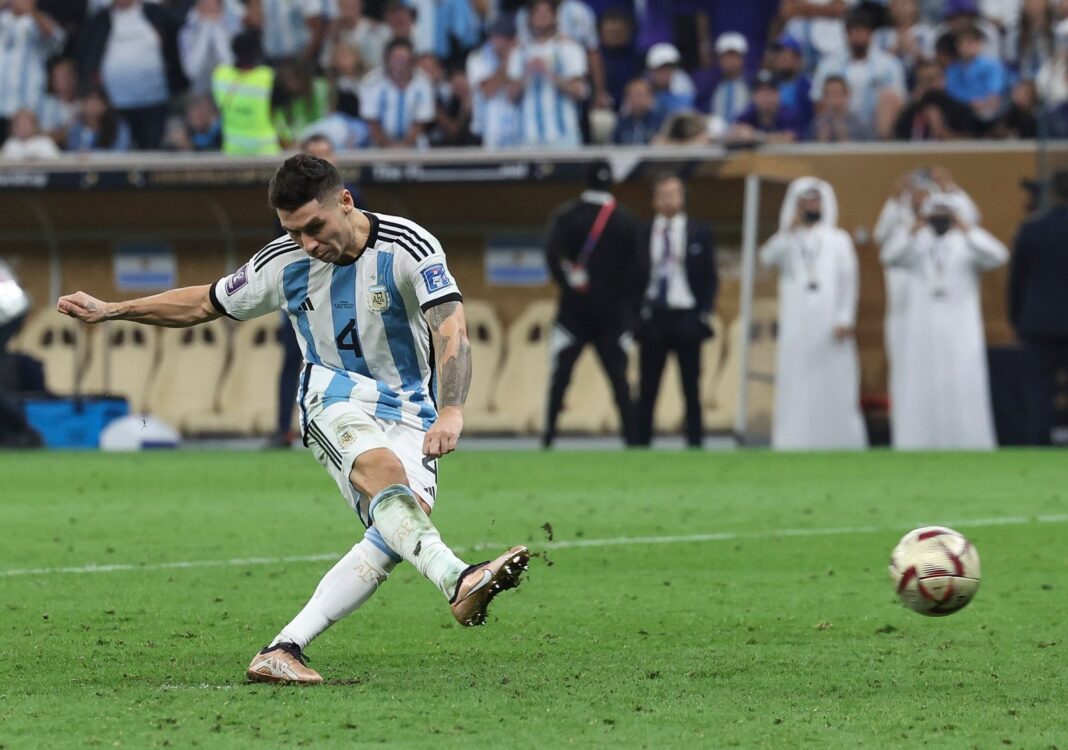 Balón de fútbol sobre césped con silueta de arco de fondo