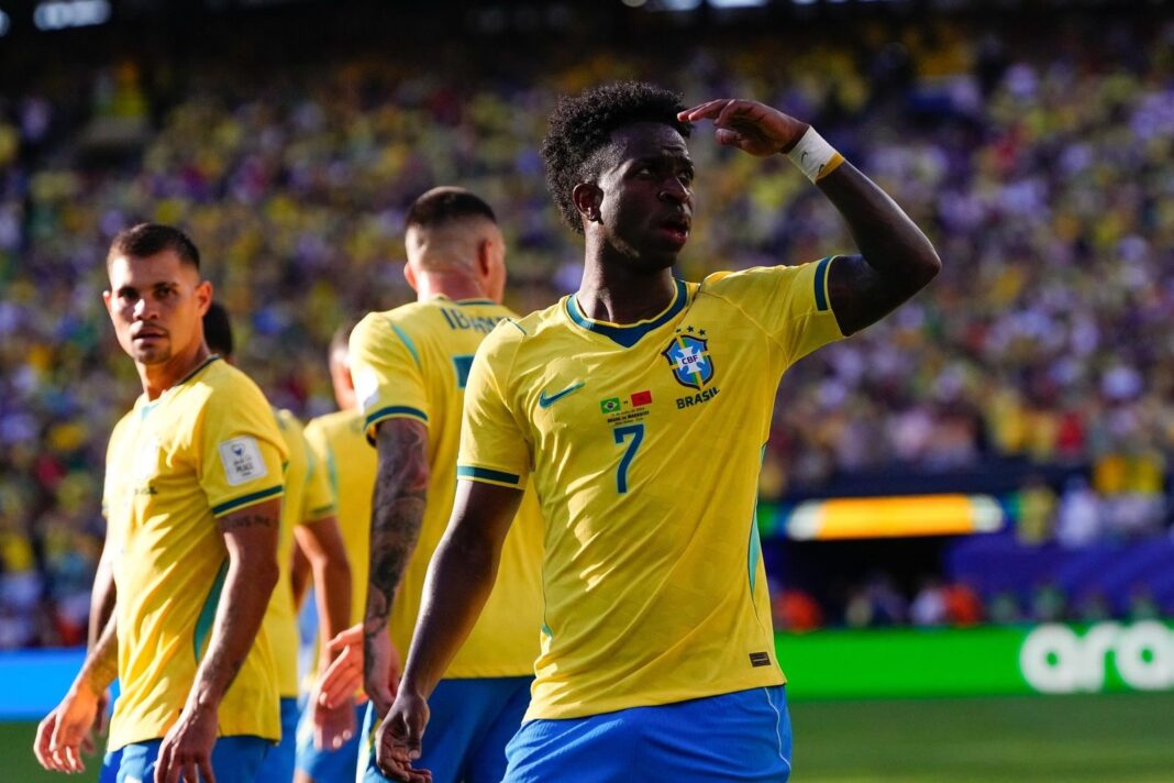 Partido de fútbol del Mundial 2026 con estadio y banderas