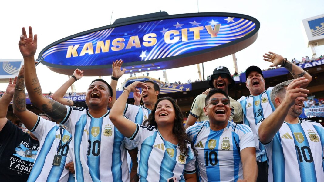 Multitud de aficionados con banderas en el centro de Kansas City durante el Mundial 2026