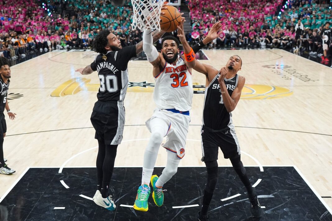 Jugadores de los New York Knicks celebrando en la cancha del Frost Bank Center
