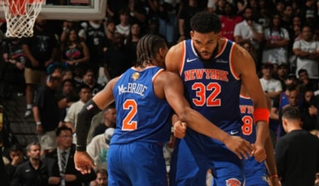 Jugadores de New York Knicks y San Antonio Spurs durante el segundo partido de las Finales NBA en el Frost Bank Center