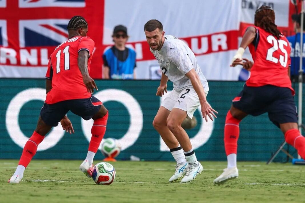 Tim Payne durante la derrota 1-0 de Nueva Zelanda ante Inglaterra