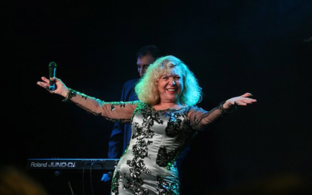 Violeta Rivas cantando en un escenario