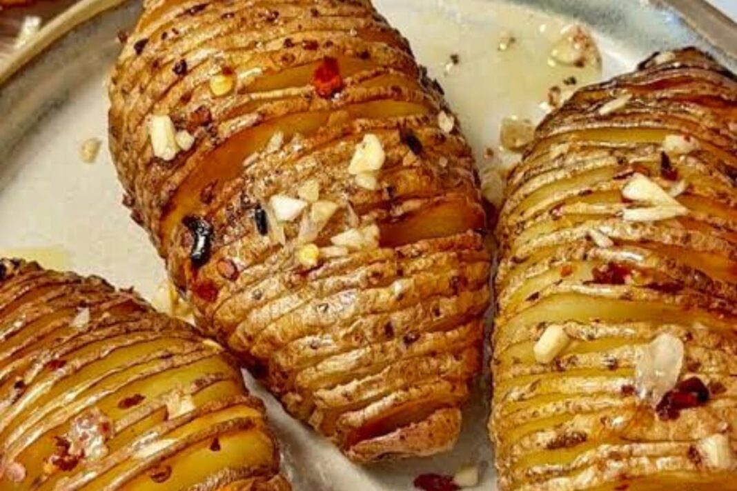 Papas Hasselback cortadas en rodajas y horneadas con nueces y pan rallado
