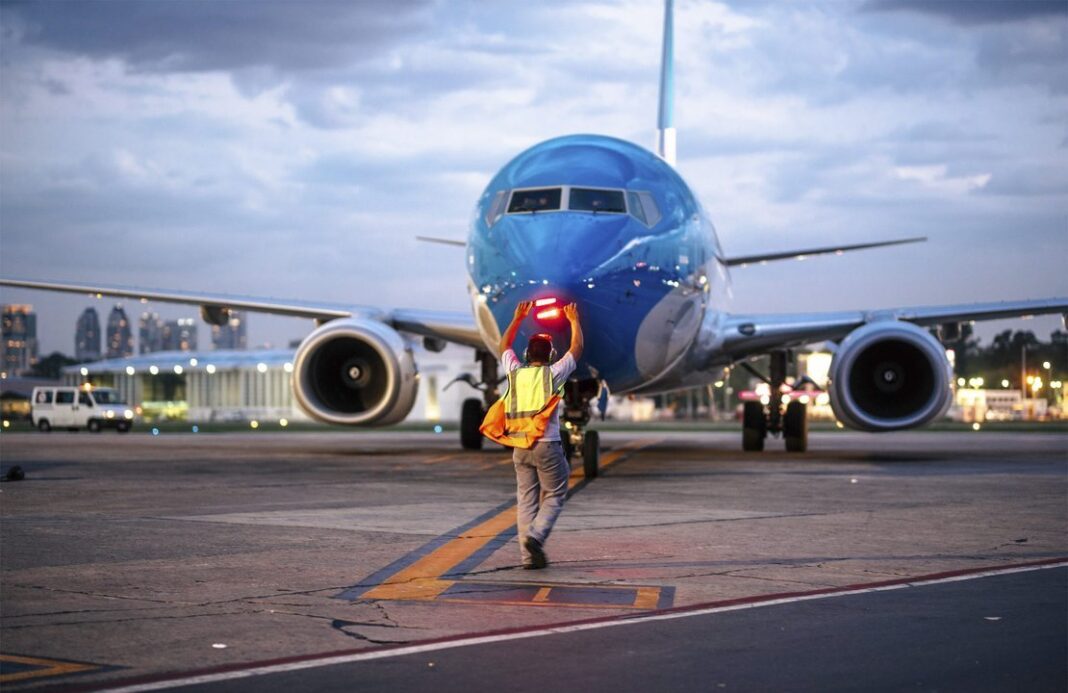 Avión de Aerolíneas Argentinas en pista de aterrizaje