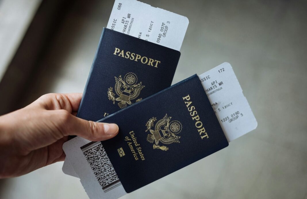 Pasaporte estadounidense sobre una mesa