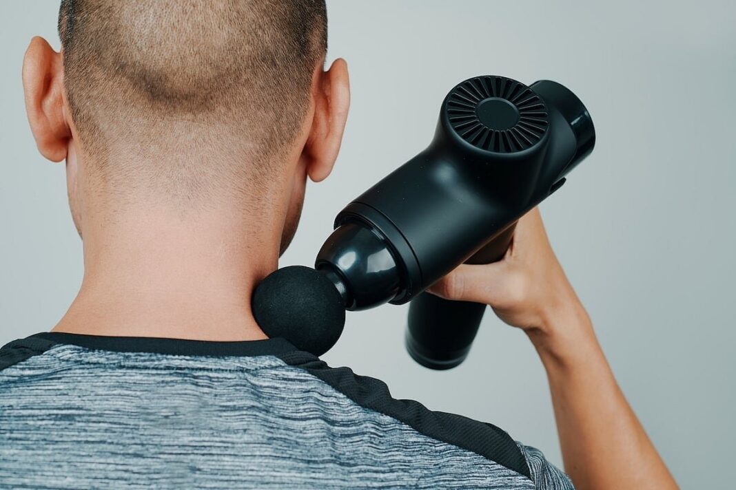Pistola de masaje sobre una superficie, ilustración del riesgo de uso ocular