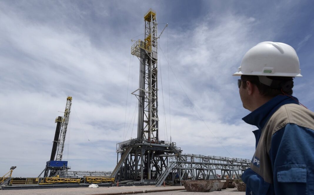 Vista de un yacimiento petrolero en Vaca Muerta con equipos de extracción