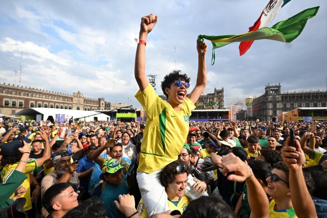 Balón del Mundial 2026 sobre el césped de un estadio