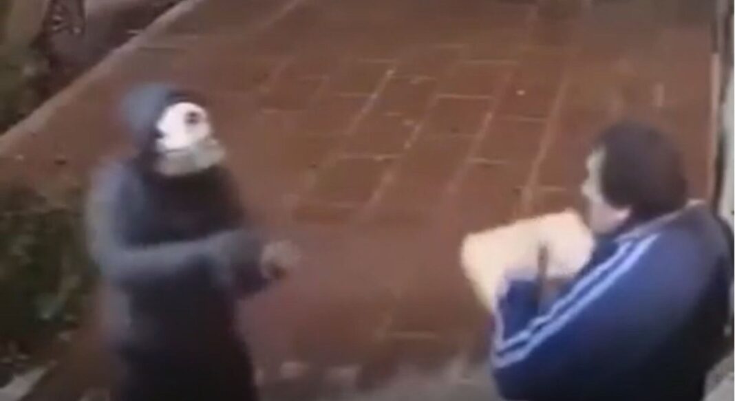 Cámara de seguridad registra el momento del intento de robo a un repartidor en Lanús