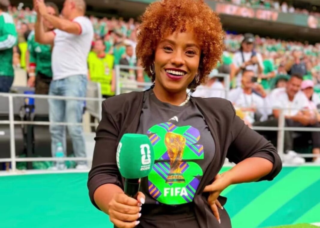 Rose Davis con micrófono oficial en el Estadio Azteca durante la inauguración del Mundial 2026