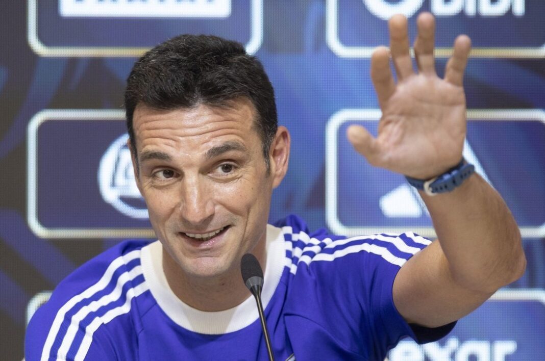 Lionel Scaloni y Djalminha durante el entrenamiento de la Selección argentina