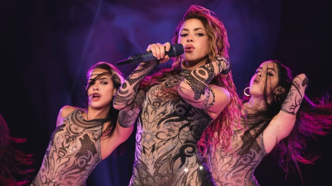 Shakira en concierto en Los Ángeles con vestuario amarillo
