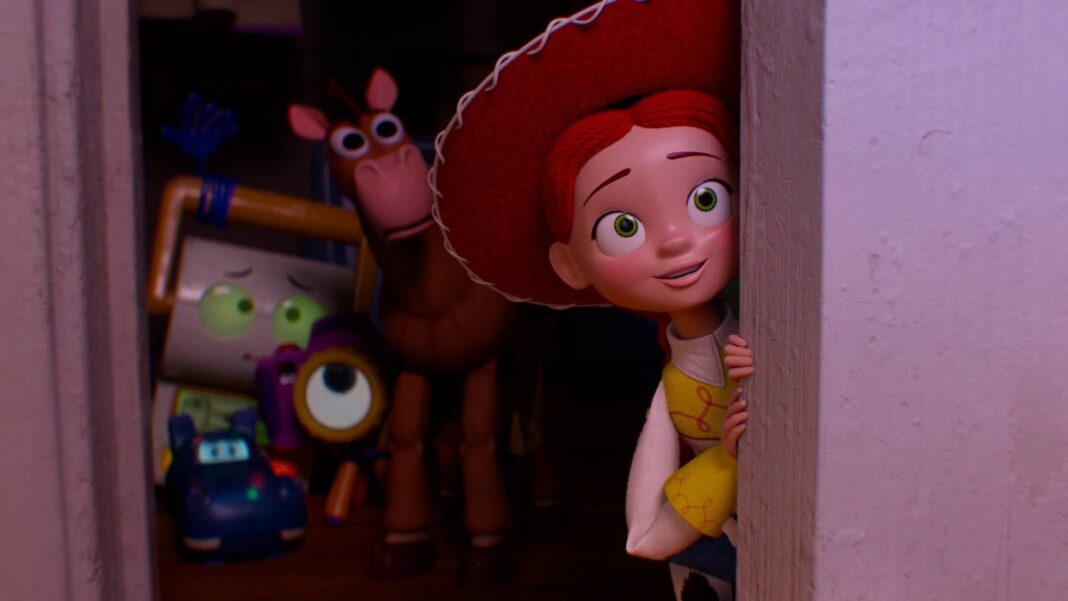 Escena de la película Toy Story 5 con varios juguetes mirando una tableta electrónica