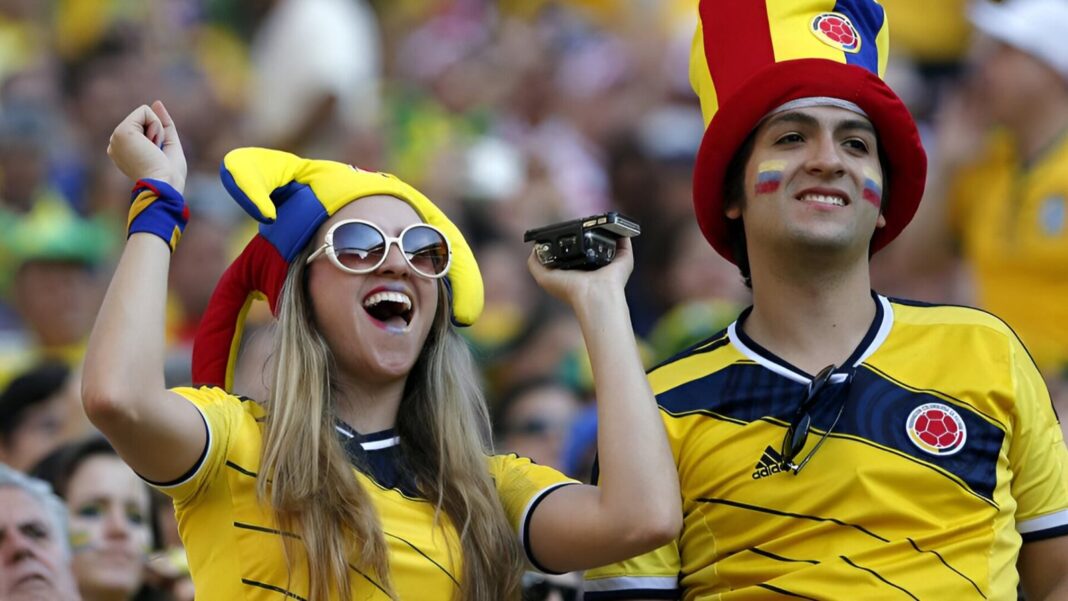 Avión sobrevolando una ciudad estadounidense con estadio de fútbol