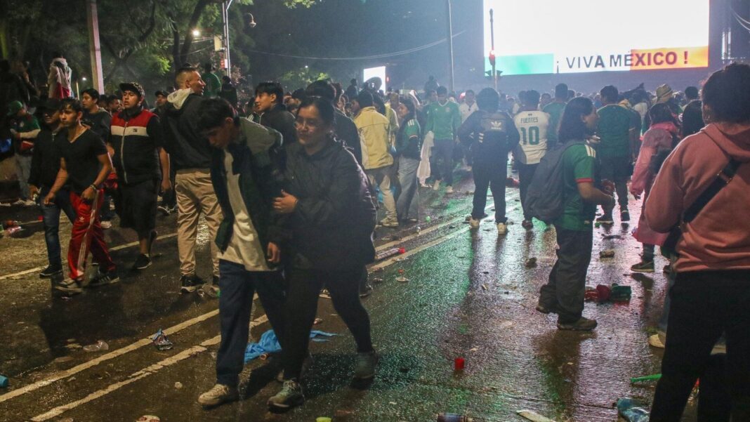 Aficionados con banderas de México en el Ángel de la Independencia tras la derrota ante Inglaterra
