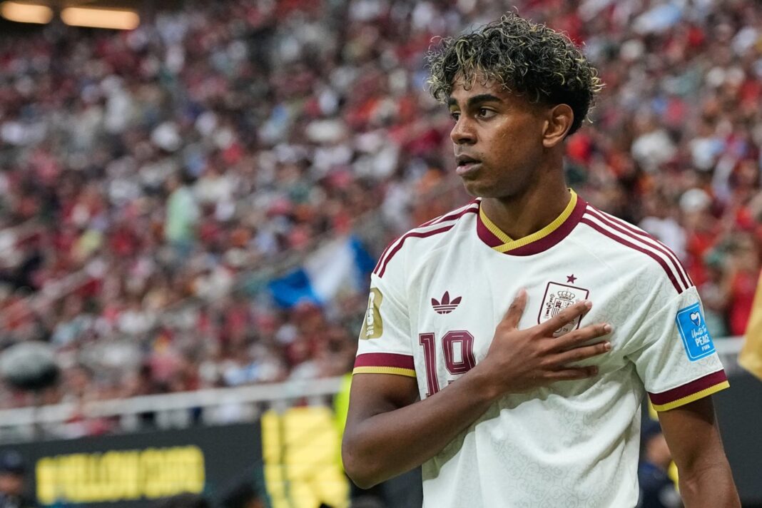 Lamine Yamal durante un partido de fútbol