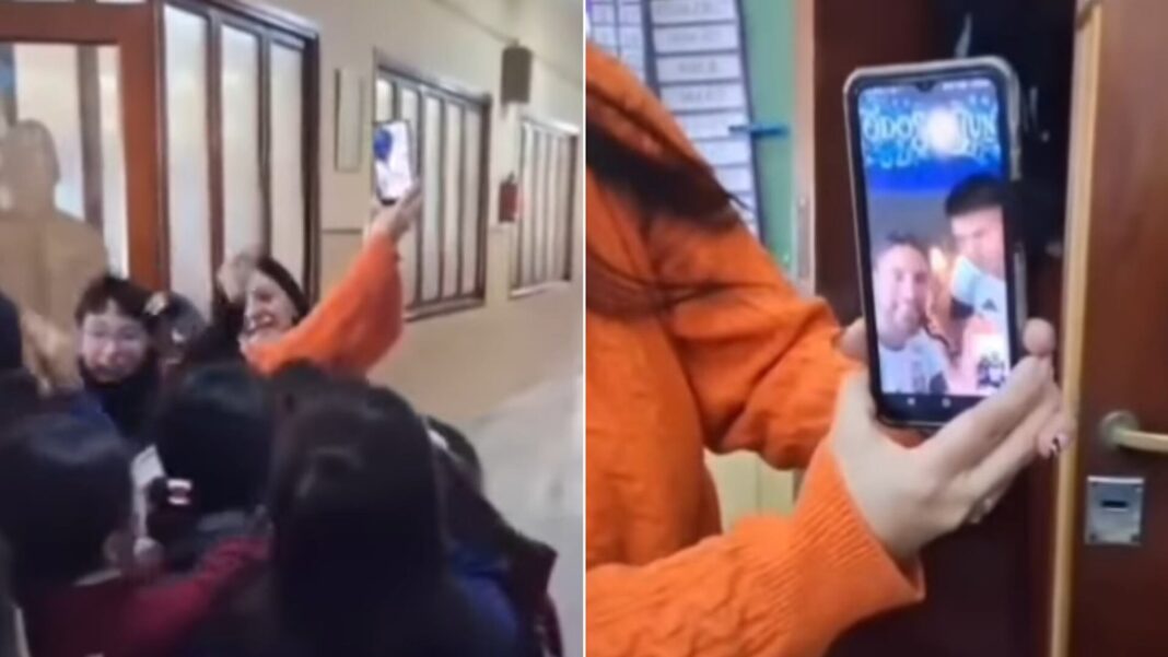 Alumnos del colegio Regina saludan a jugadores de la selección argentina durante una videollamada