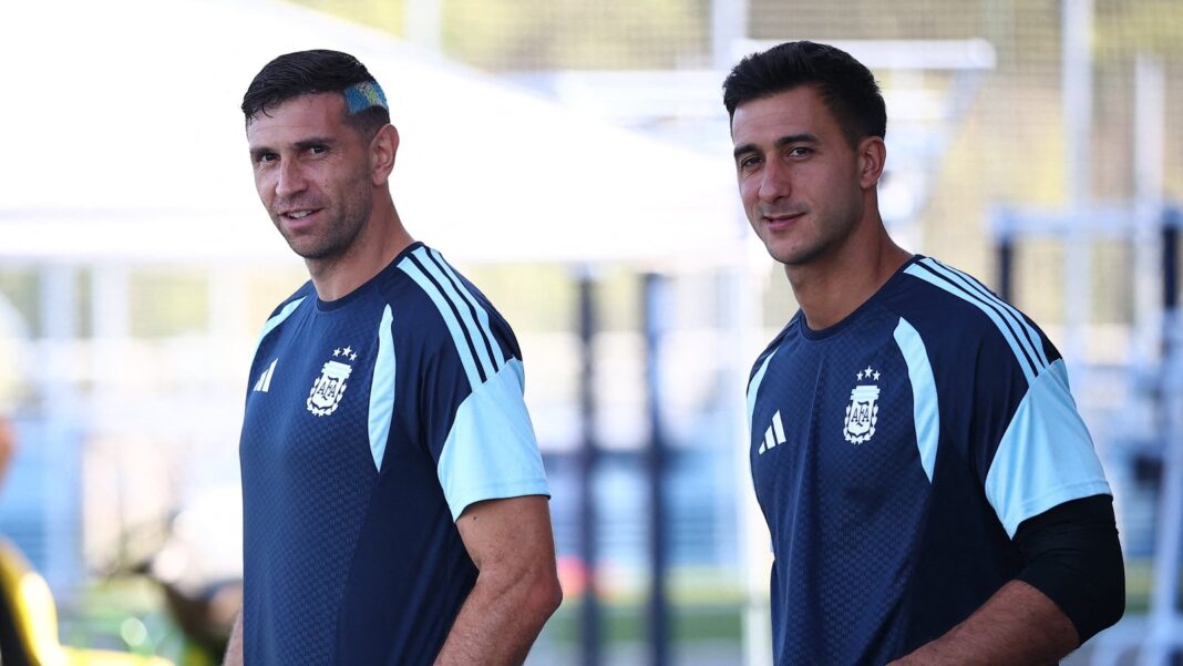 Entrenamiento de la selección argentina en Kansas City, con jugadores en el césped y Lionel Scaloni observando