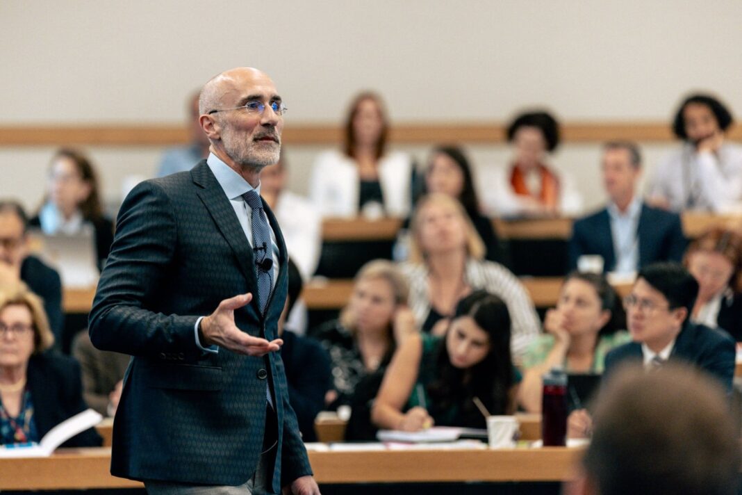 Arthur Brooks, catedrático de Harvard, habla sobre la relación entre aprendizaje y felicidad