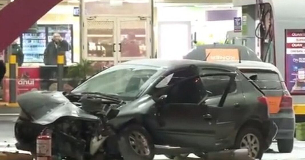 Auto incendiado en estación de servicio sobre Avenida General Paz