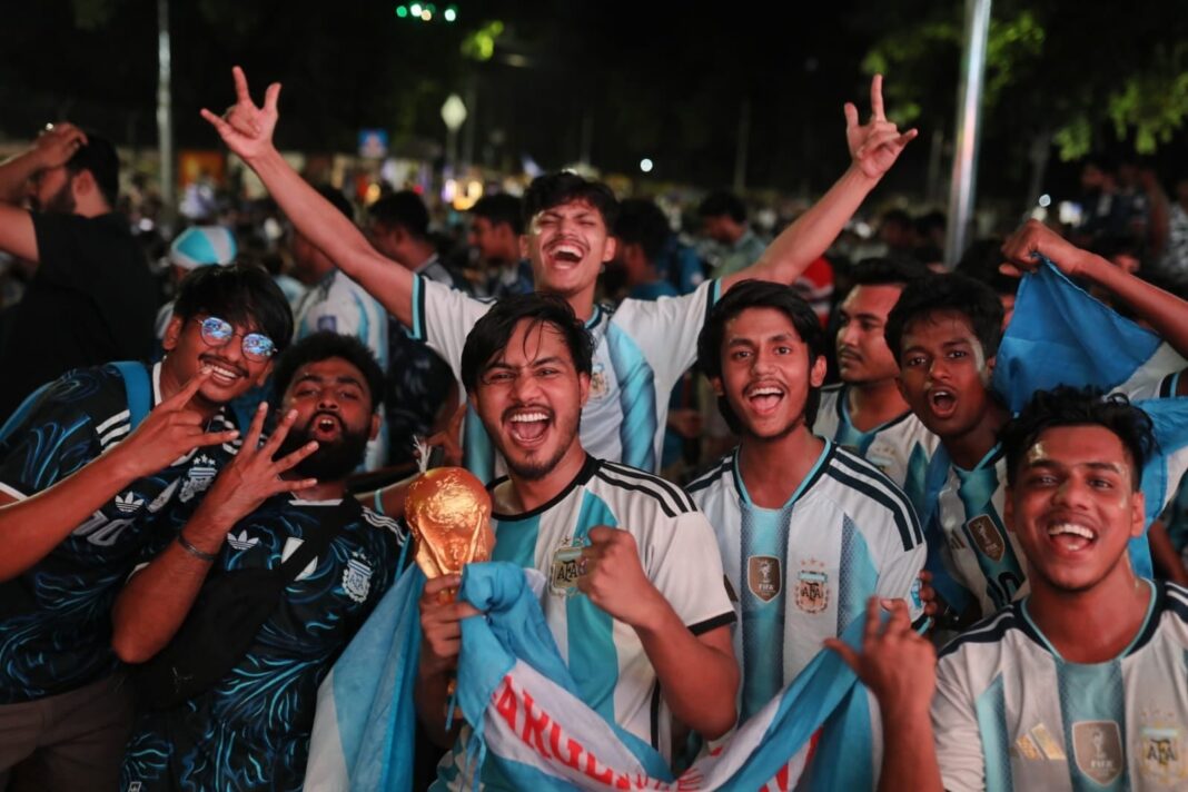 Festejos de hinchas bangladesíes con banderas argentinas en Dacca