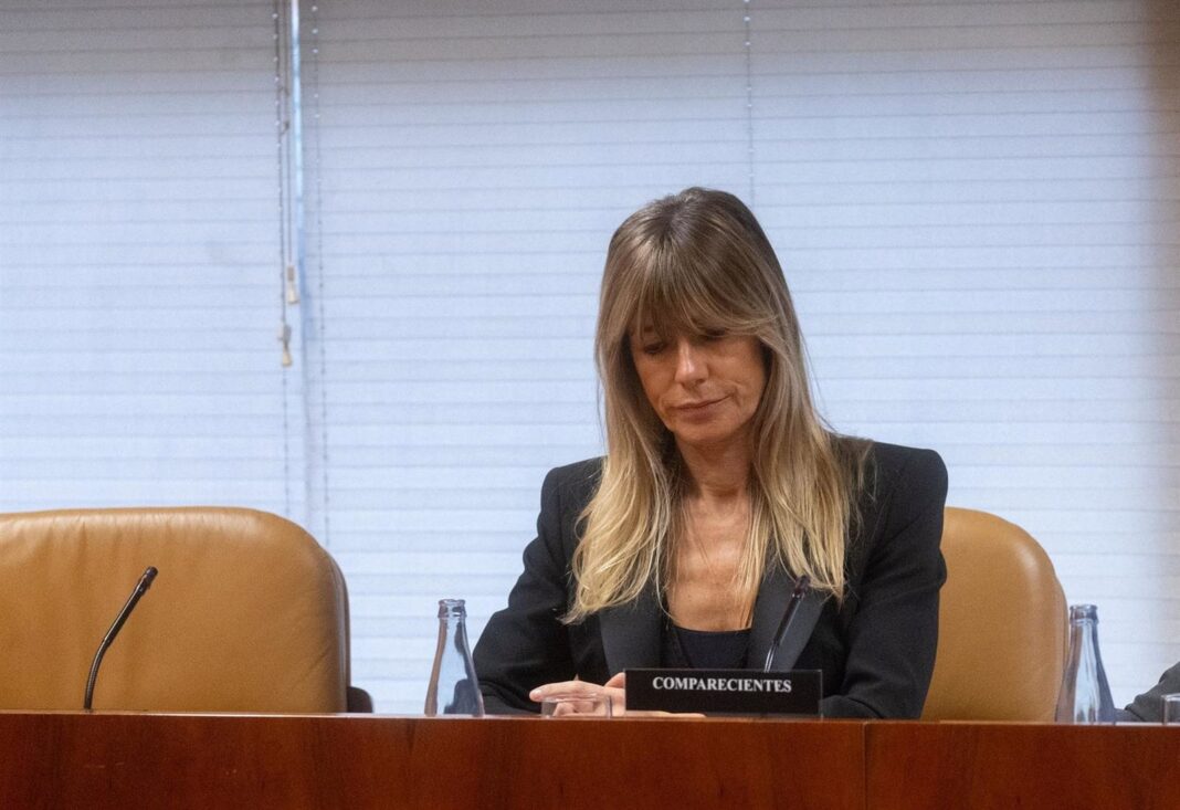 Begoña Gómez en la entrada de un juzgado