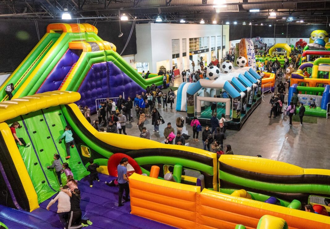 Parque inflable Boom Play BA en el pabellón 6 de BA Ferial, Costanera Norte