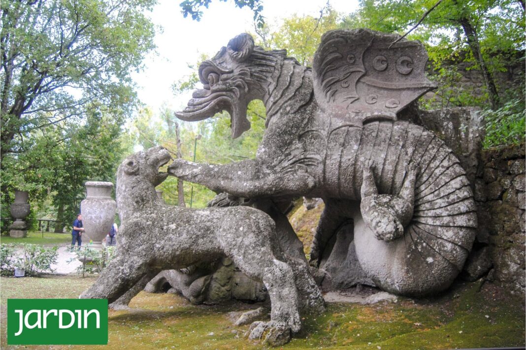 Escultura grotesca de piedra en el Bosque Sacro de Bomarzo, Italia