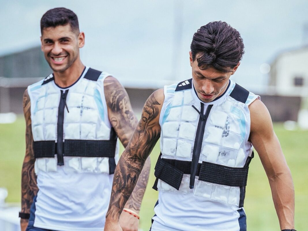 Jugadores de la Selección Argentina usando chalecos refrigerantes durante un entrenamiento