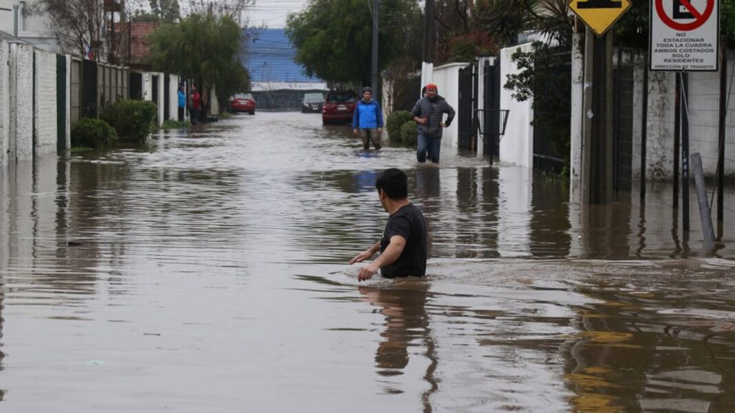 Vista aérea de inundaciones y viviendas dañadas en la región de Coquimbo, Chile, tras el temporal