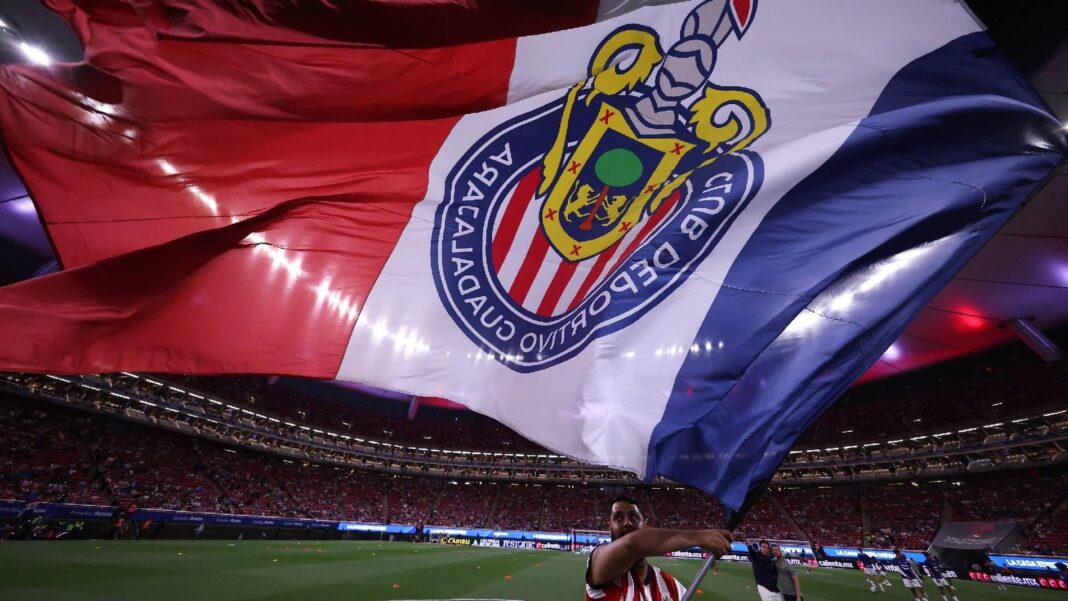 Escudo del Club Deportivo Guadalajara y logotipo de Nike