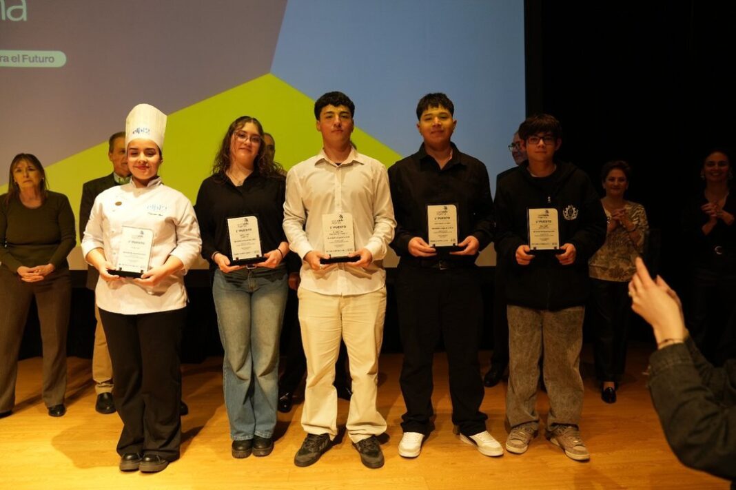 Ceremonia de premiación de estudiantes seleccionados para el Mundial de los Oficios en Shanghái